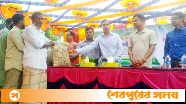 কৃষি অফিসের আয়োজনে ঝিনাইগাতীতে কৃষকদের মাঝে বিনামূল্যে সার ও বীজ বিতরণ