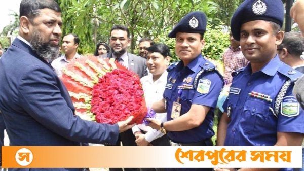 বিচারপতি জাকির হোসেনকে শেরপুর জেলা পুলিশের ফুলেল শুভেচ্ছা