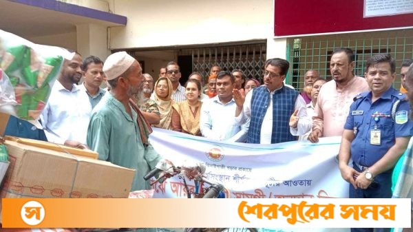 ভিক্ষুক মুক্ত ঝিনাইগাতী গড়ার প্রত্যয়ে ভিক্ষুকদের মাঝে আয় বর্ধনকারী সামগ্রী বিতরণ