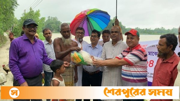 ঢাকাস্থ শেরপুর জেলা সমিতির উদ্যোগে বন্যা দুর্গতদের মাঝে ত্রাণ বিতরণ