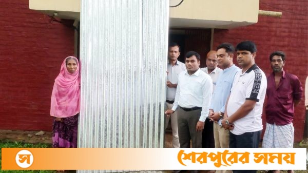 ঝিনাইগাতীতে পাহাড়ি ঢলে ক্ষতিগ্রস্ত ব্যক্তিদের মাঝে ঢেউটিন, নগদ টাকার চেক ও শুকনো খাবার বিতরণ