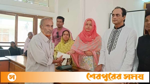 দূরারোগ্য ব্যধিতে আক্রান্তদের মাঝে অনুদানের চেক বিতরণ