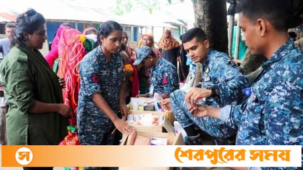 বন্যার্তদের বন্যার্তদের মাঝে খাদ্য সামগ্রী বিতরণ করছে সশস্ত্র বাহিনী