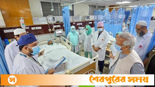 আহতদের খোঁজ নিতে হাসপাতাল পরিদর্শনে প্রধান উপদেষ্টা ড. মুহাম্মদ ইউনূস