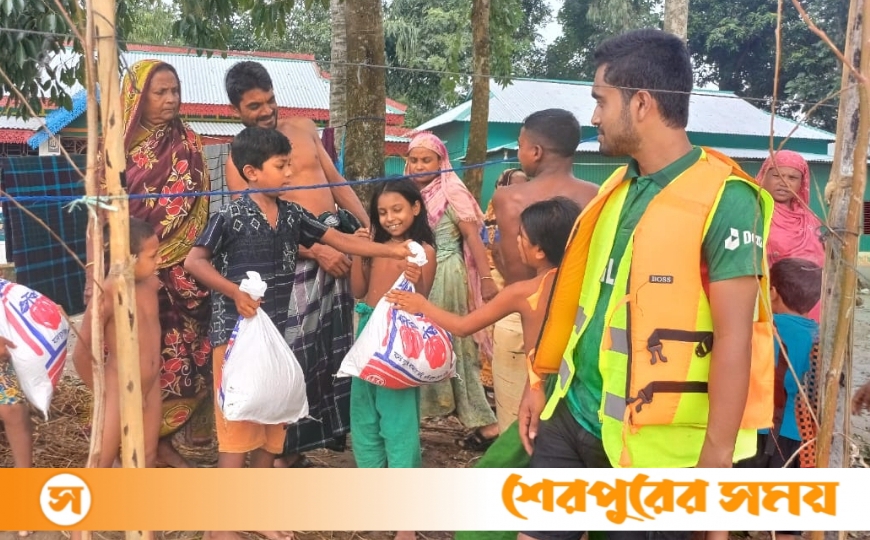 শেরপুরে বন্যার্তদের মাঝে ফেনীর চন্দনাবাসী ও আলোকিত ব্লাড ডোনার ক্লাবের উদ্যোগে ত্রাণ বিতরণ