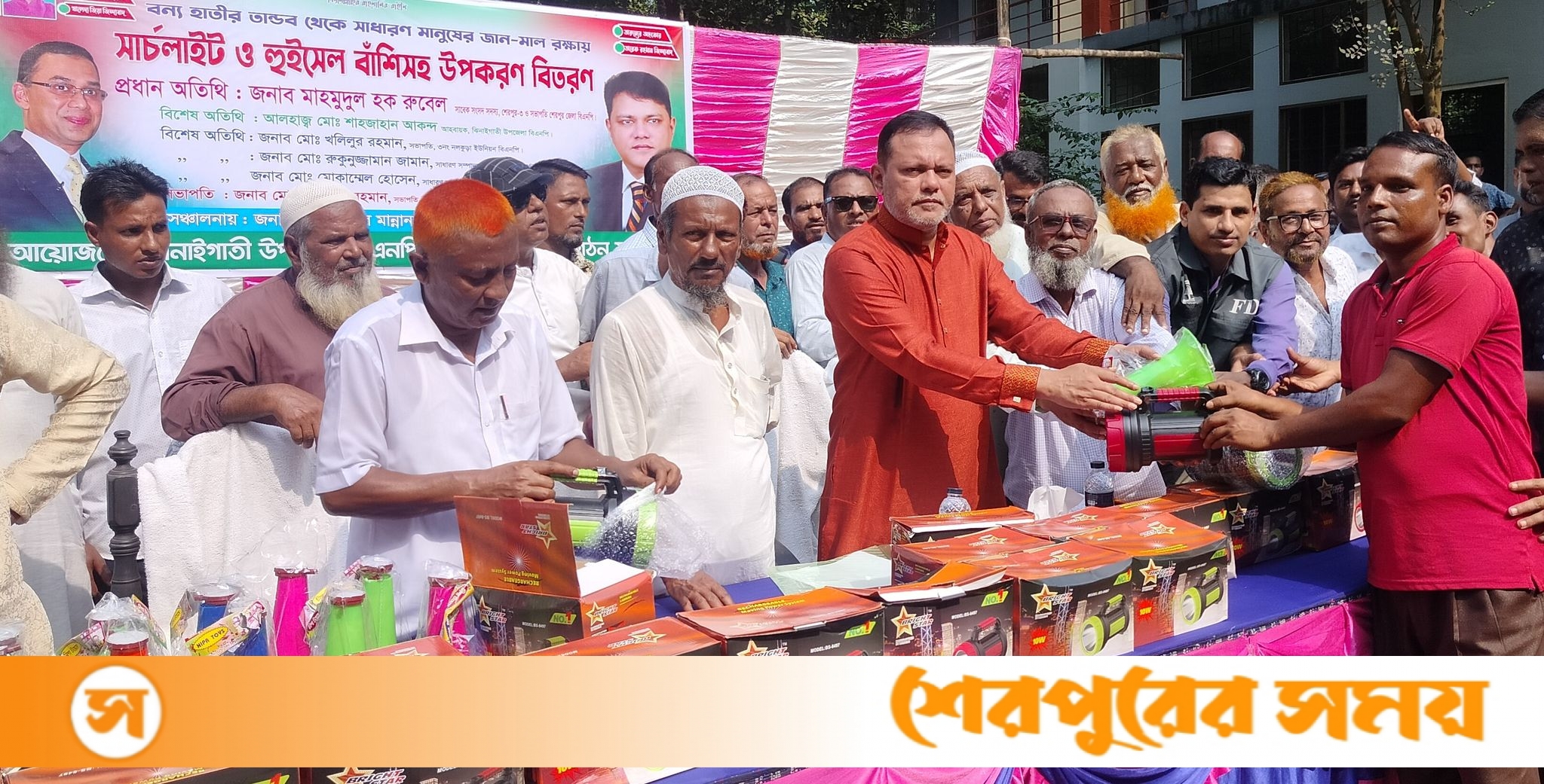 ঝিনাইগাতীতে বন্যহাতির তাণ্ডব ঠেকাতে সার্চ লাইট বিতরণ