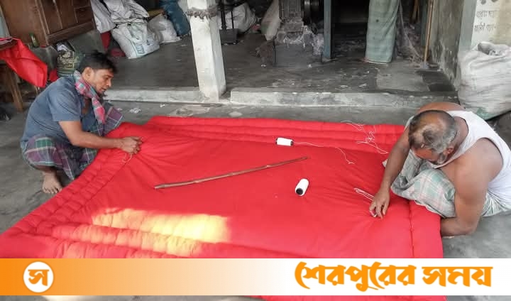 শেরপুরে ব্যস্ততা বেড়েছে লেপ-তোষক কারিগরদের