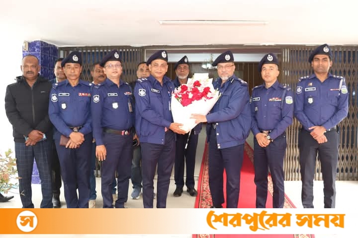 ময়মনসিংহ রেঞ্জ ডিআইজিকে উষ্ণ অভ্যর্থনা জানালেন পুলিশ সুপার আমিনুল ইসলাম