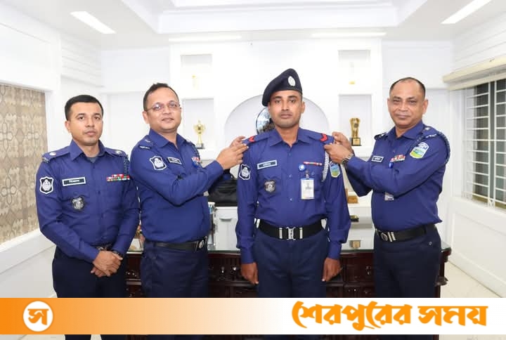 শেরপুরে পদোন্নতি প্রাপ্ত পুলিশ সদস্যকে র‌্যাংক ব্যাজ পরিধান করালেন পুলিশ সুপার আমিনুল ইসলাম