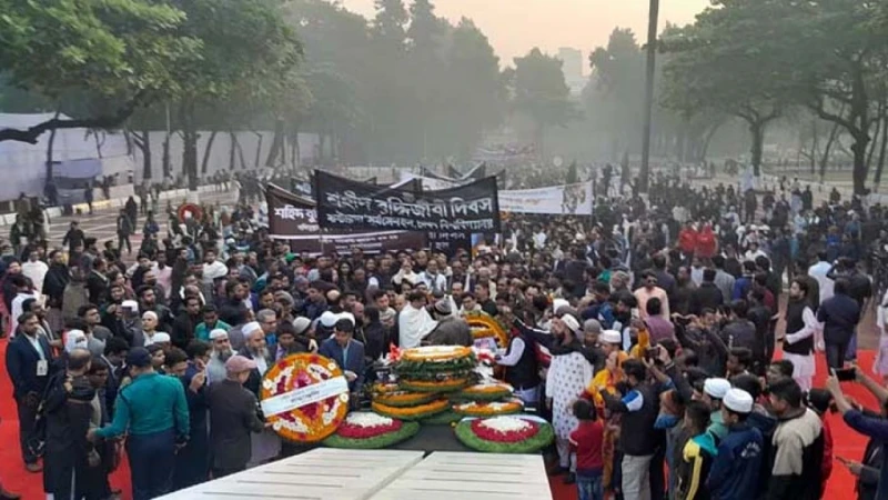 বুদ্ধিজীবীদের শ্রদ্ধা জানাতে স্মৃতিসৌধে জনতার ঢল