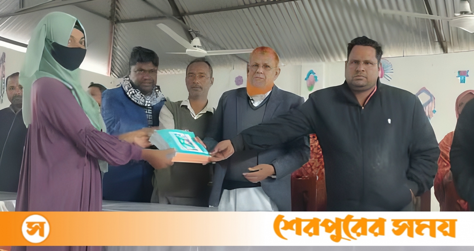 বাজিতখিলা আমির আলী সরকার উচ্চবিদ্যালয়ের শিক্ষার্থীদের মাঝে নতুন বই বিতরণ