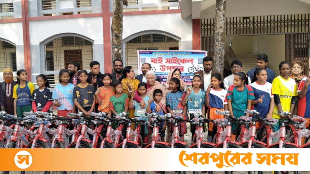 ময়মনসিংহে ধোবাউড়া কলসিন্দুরের নারী ফুটবলাররা পেলো ২৩টি বাইসাইকেল
