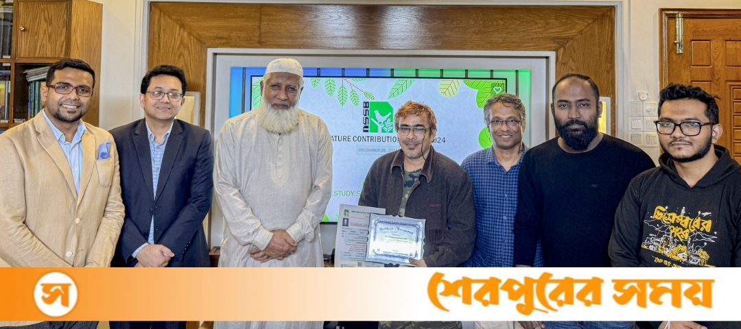 বর্ষসেরা ফটোগ্রাফার হিসাবে পুরস্কার পেয়েছেন বিশিষ্ট আলোকচিত্রী ও সাংবাদিক মুগনিউর রহমান মনি