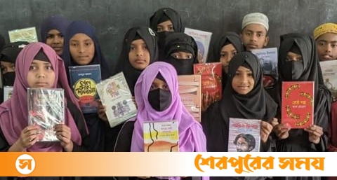 নকলায় শতভাগ উপস্থিত শিক্ষার্থীদের মাঝে উদ্দীপণা পুরষ্কার প্রদান