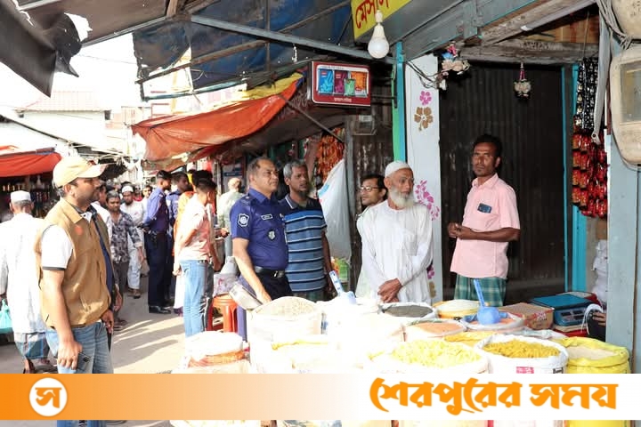 শেরপুরে নিত্যপ্রয়োজনীয় পণ্যের বাজার মনিটরিং করেন পুলিশ সুপার আমিনুল ইসলাম