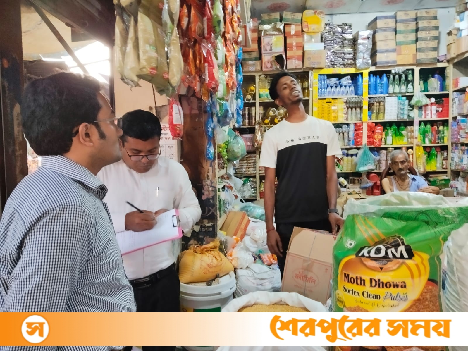 নকলায় ভ্রাম্যমাণ আদালতের অভিযানে নিষিদ্ধ পলিথিন জব্দ : দুই ব্যবসায়ীকে জরিমানা