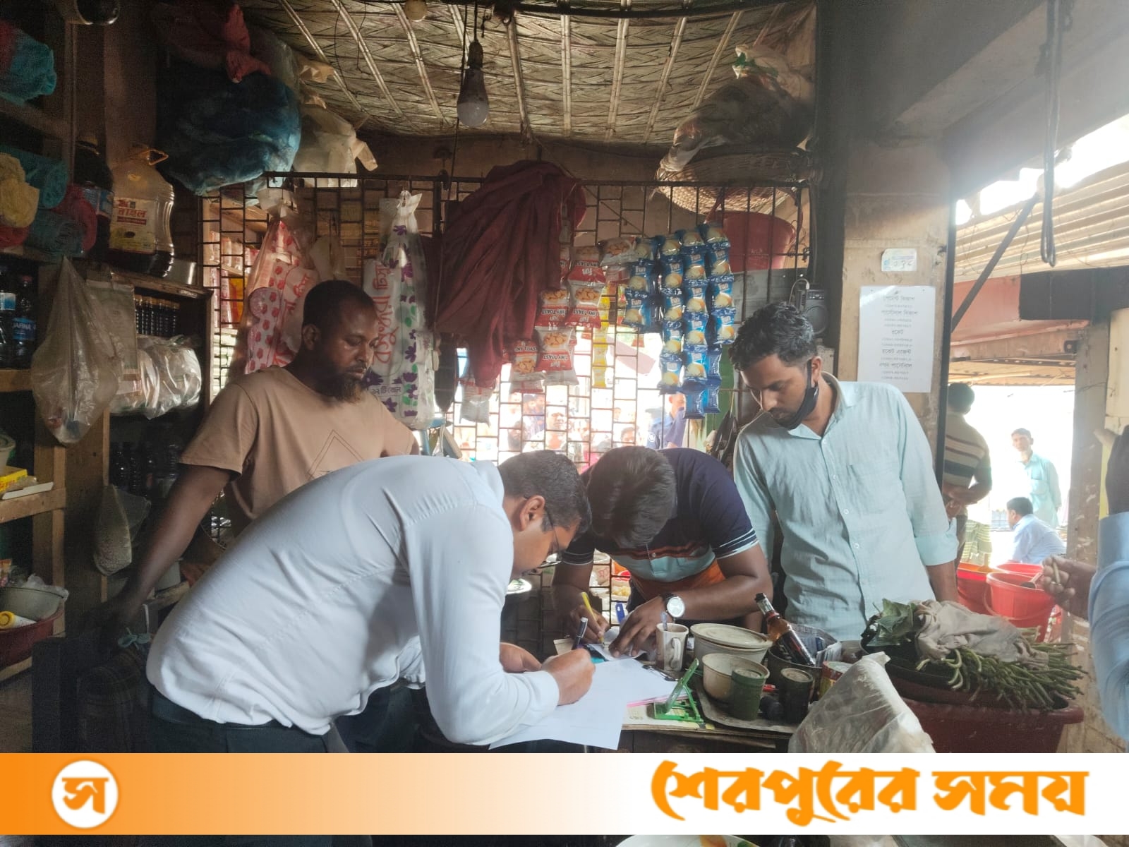 ঝিনাইগাতীতে ভ্রাম্যমাণ আদালতের অভিযানে নিষিদ্ধ পলিথিন জব্দ : ব্যবসায়ীকে জরিমানা