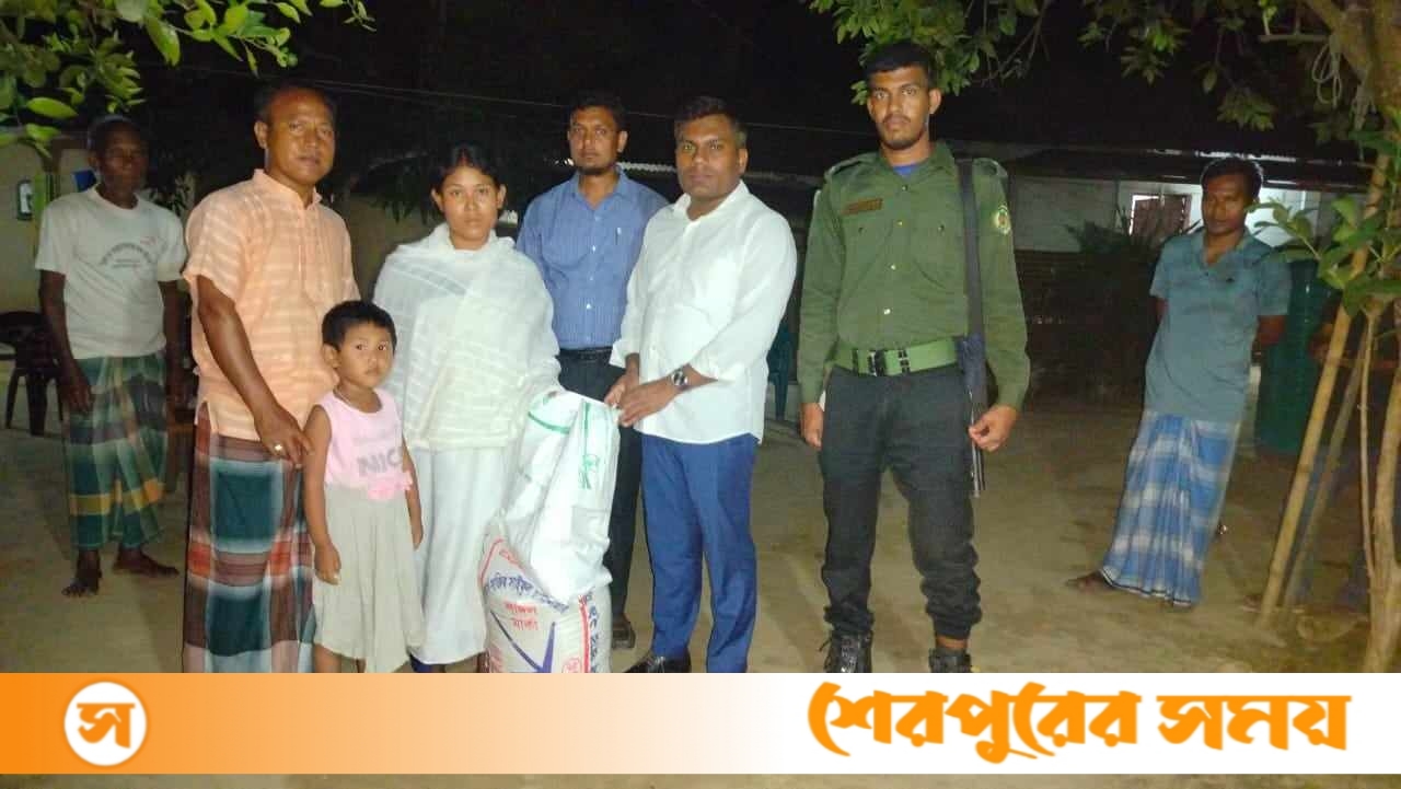ঝিনাইগাতীতে কূপ সংস্কার করতে গিয়ে দুইজনের অকাল মৃত্যুতে অসহায় পরিবারের পাশে উপজেলা প্রশাসন