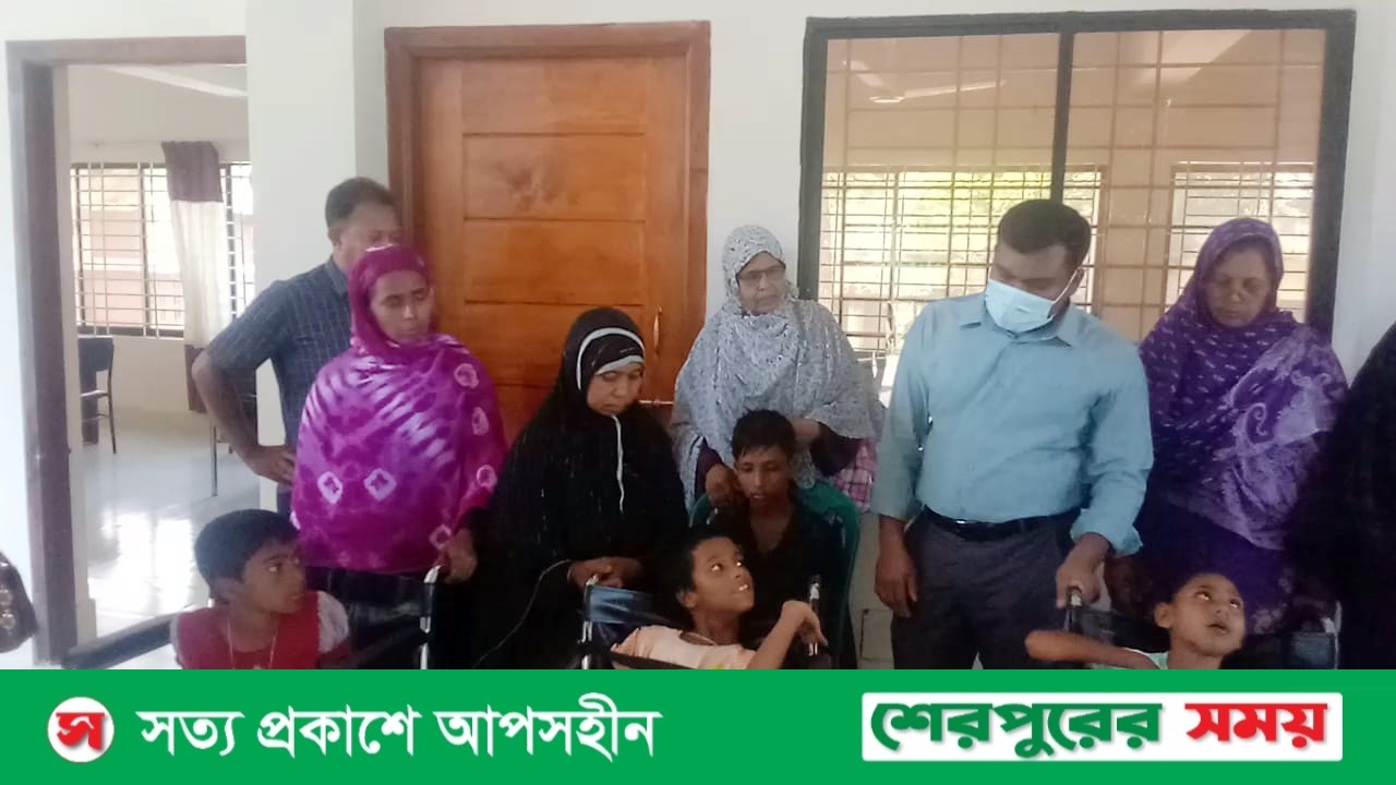 ঝিনাইগাতীতে বিশেষ চাহিদাসম্পন্ন শিক্ষার্থীদের মাঝে হুইল চেয়ার ও শ্রবণ যন্ত্র বিতরণ