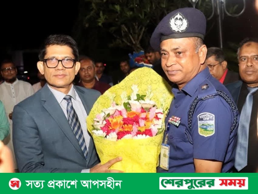 বিচারপতি মোহাম্মদ আলীকে ফুলেল শুভেচ্ছা জানান শেরপুরের পুলিশ সুপার আমিনুল ইসলাম