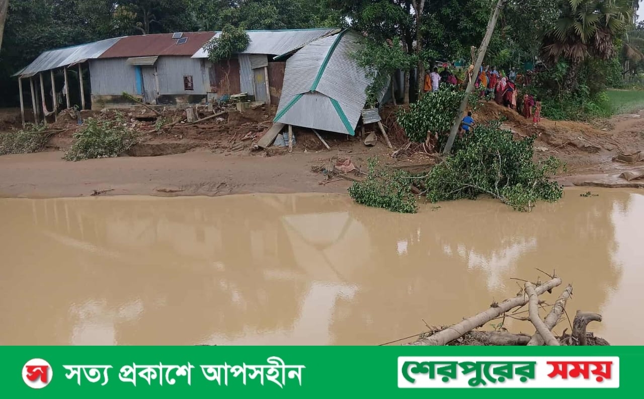 ঝিনাইগাতীতে পাহাড়ি ঢলে বিলীন ১১ পরিবারের বসতভিটা: বিদ্যালয় ভবনে আশ্রয়