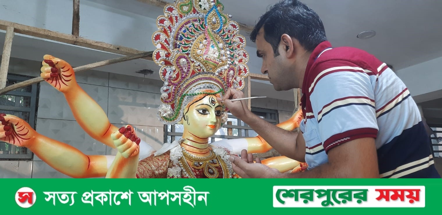 শেরপুরে দুর্গা প্রতিমা তৈরীর কাজ প্রায় শেষ পর্যায়ে: প্রতিমাশিল্পীদের চোখে ঘুম নেই