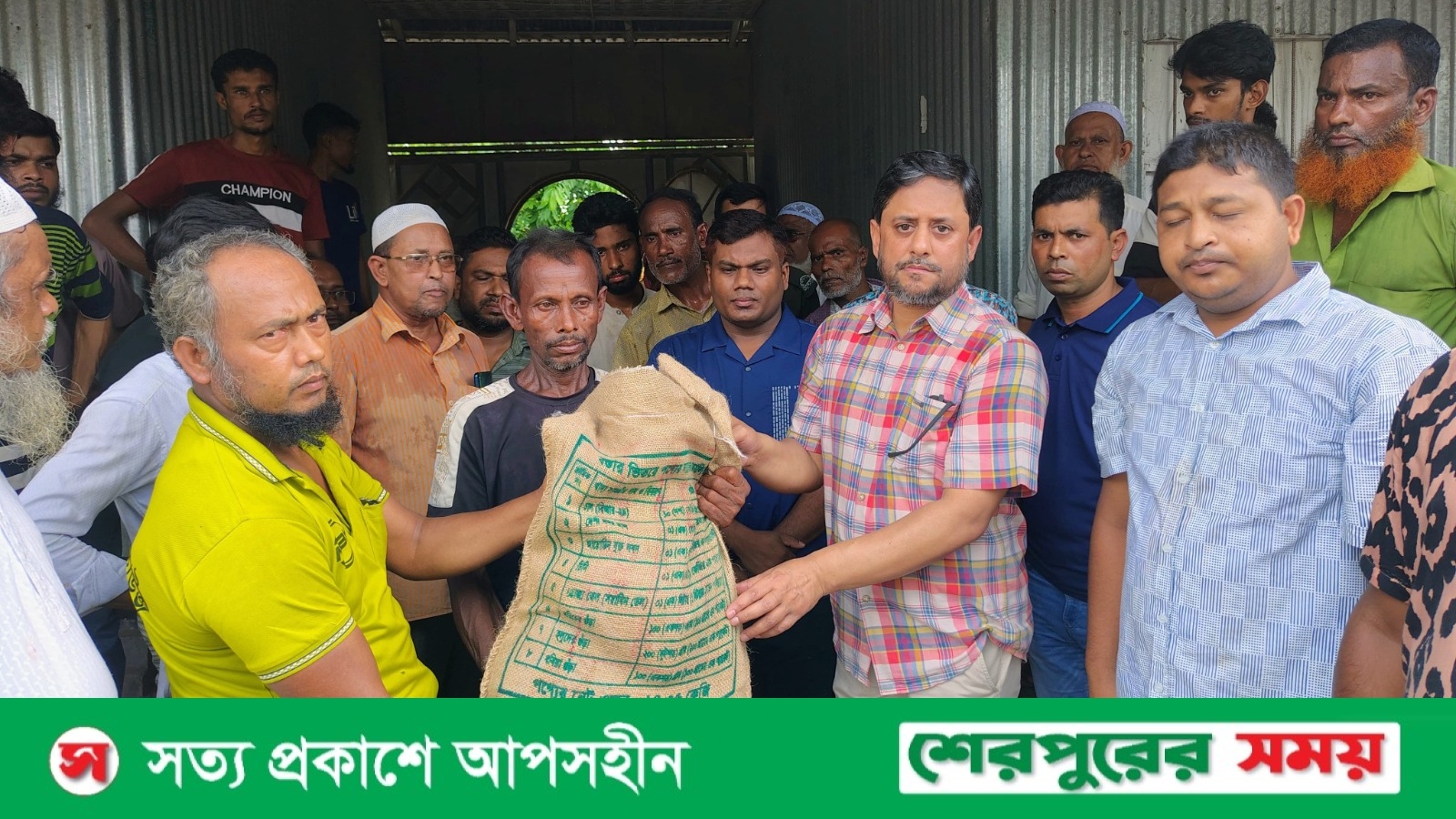 ঝিনাইগাতীতে পাহাড়ি ঢলে ক্ষতিগ্রস্তদের মাঝে জেলা প্রশাসকের ত্রাণ বিতরণ ও ক্ষতিগ্রস্ত এলাকা পরিদর্শন