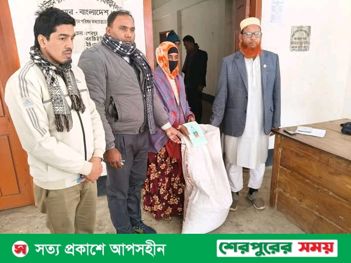 শ্রীবরদীর ভেলুয়া ইউনিয়নে ভি-ডব্লিউ-বি কর্মসূচির আওতায় ২৮৬টি কার্ডধারীদের মাঝে চাল বিতরণ