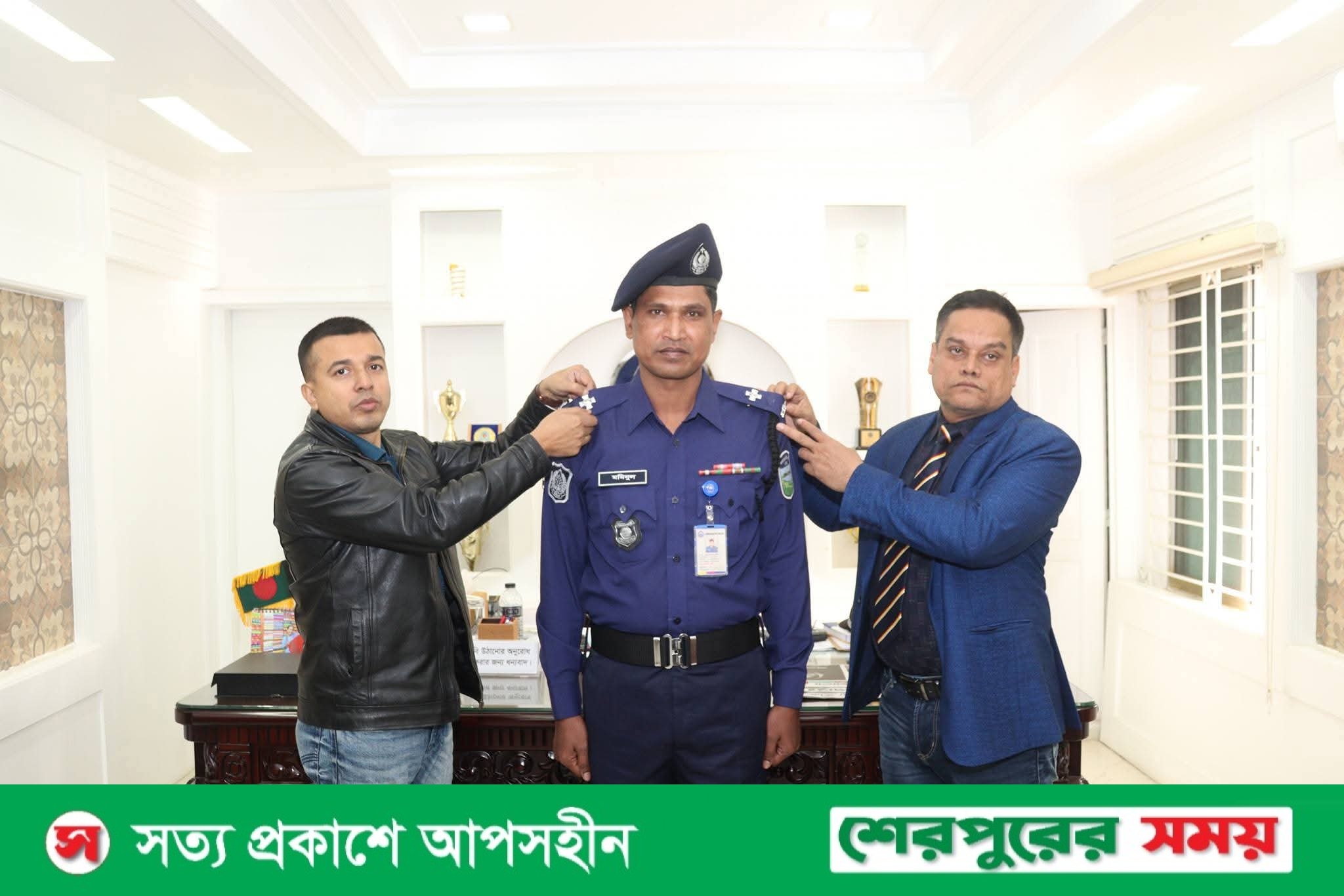 শেরপুরে পদোন্নতি প্রাপ্ত পুলিশ সদস্যকে র‍্যাংক পড়ালেন পুলিশ সুপার কামরুল ইসলাম