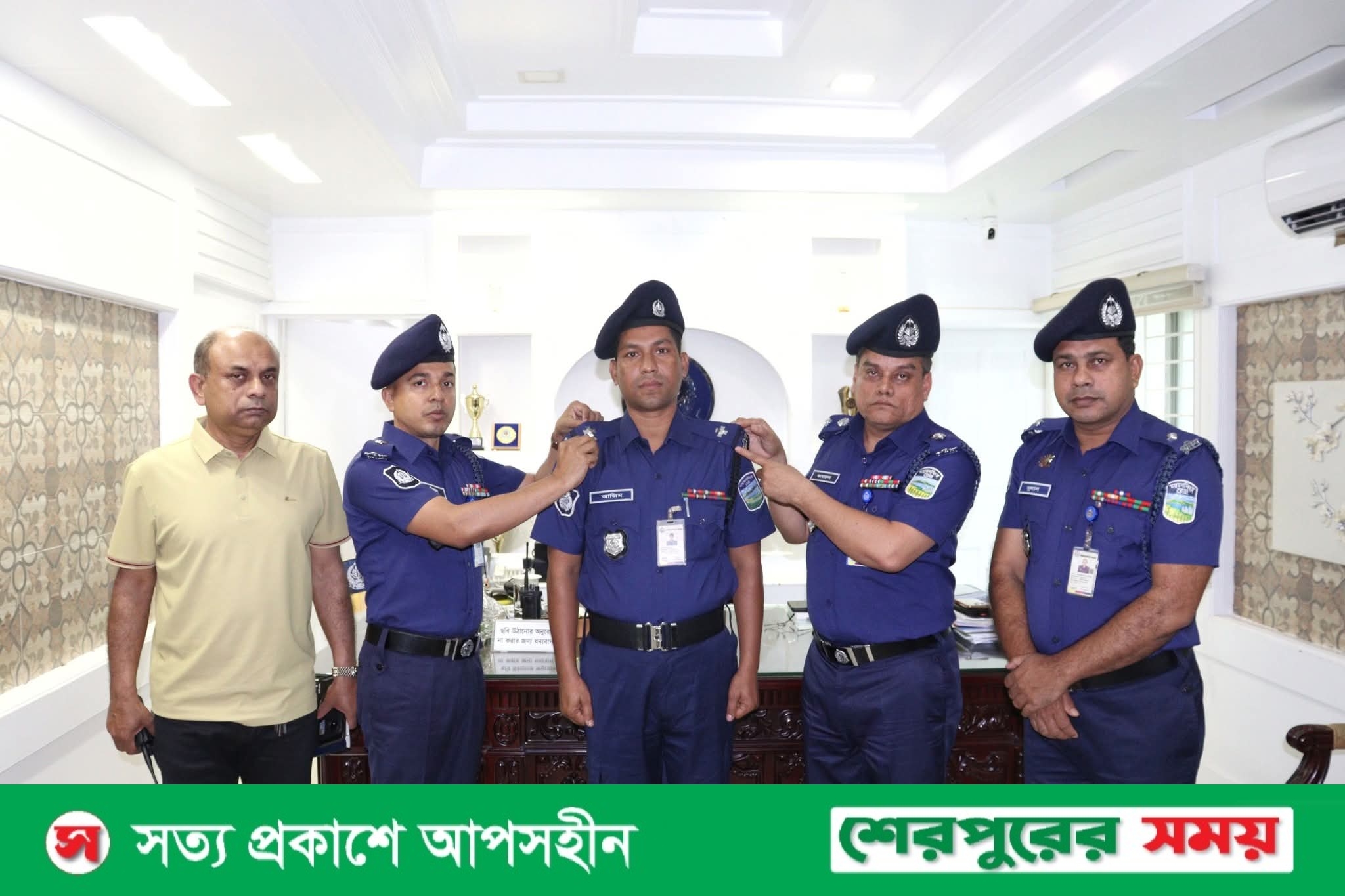 শেরপুরে পদোন্নতি প্রাপ্ত পুলিশ সদস্যদের র‍্যাংক ব্যাজ পরালেন পুলিশ সুপার কামরুল ইসলাম